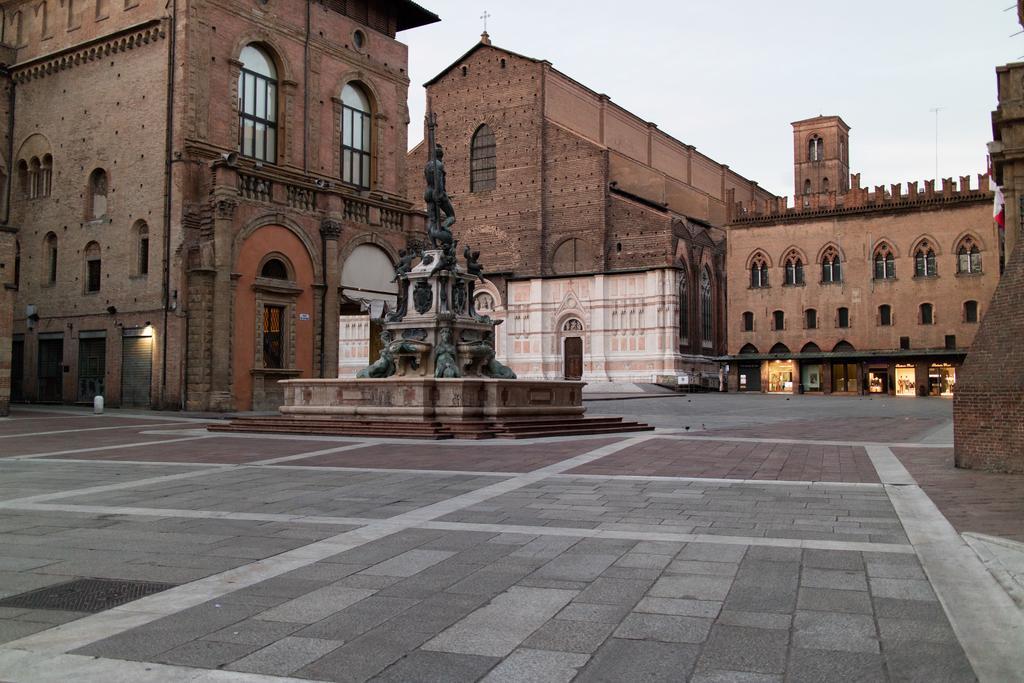 Casa Isolani Luxury Rooms Piazza Maggiore Bolonia Exterior foto